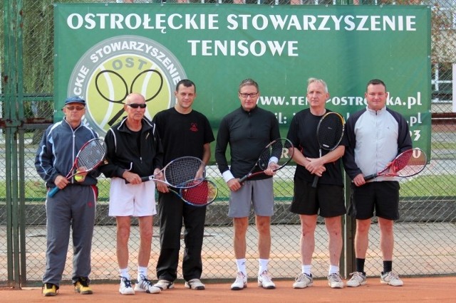 Na początek wspólna fotografia, a potem już tylko zacięta walka na korcie.