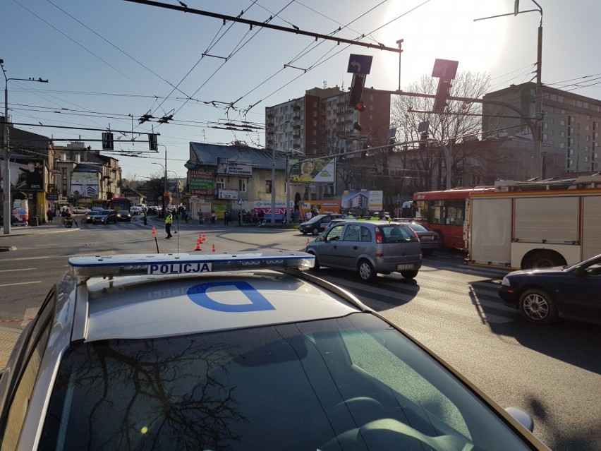 Autobus wjechał w słup na ul. Narutowicza w Lublinie. Kierująca przeprosiła pasażerów