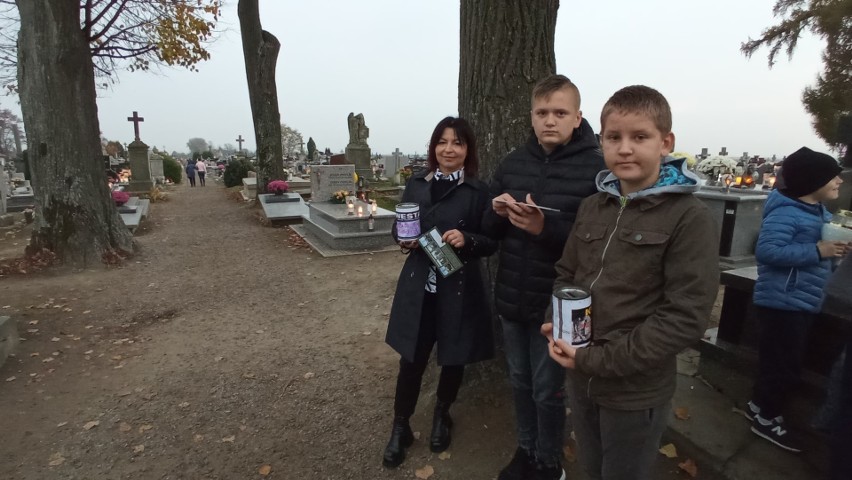 Trwa kwesta na Cmentarzu Parafialnym w Goźlicach. Przy puszkach prawie setka wolontariuszy 