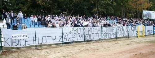 Kibice tracą cierpliwość. Taki transparent na ostatnim meczu ligowym wywiesili kibice Floty Świnoujście.