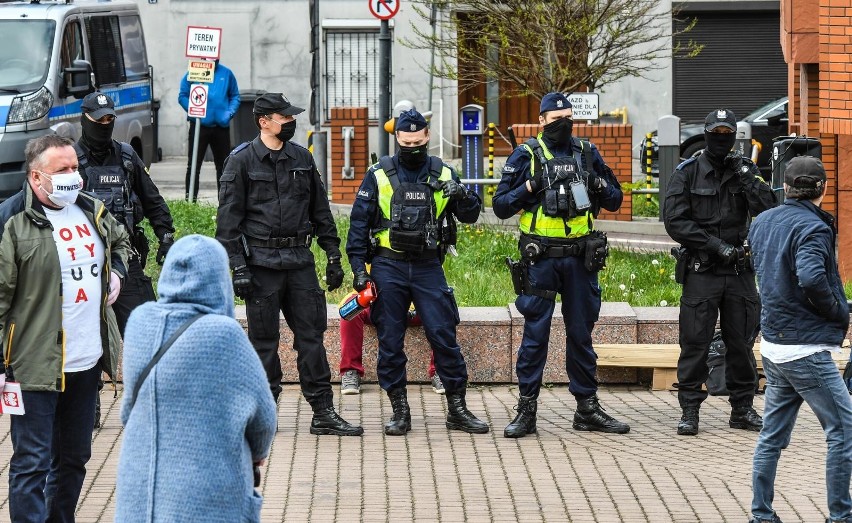 W dniu święta Konstytucji mieszkańcy przespacerowali się pod...