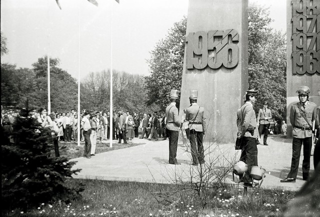 Milicjanci pilnujący przed demonstrantami Poznańskich Krzyży, 1 maja 1983 r.