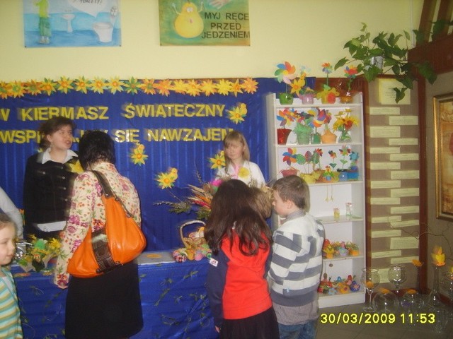 Pisanki, stroiki i inne drobiazgi można było kupić na kiermaszu świątecznym zorganizowanym w Publicznej Szkole Podstawowej w Woli Taczowskiej. 