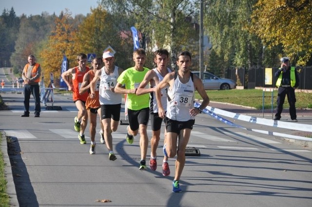 Michał Kaczmarek z Grunwaldu Poznań (na pierwszym planie, nr 38) triumfował w biegu open mężczyzn na 10 km. Trzeci na mecie był Mariusz Konrat (UKS Trójka Sandomierz, nr 14), najlepszy zawodnik regionu świętokrzyskiego w tym wyścigu. 