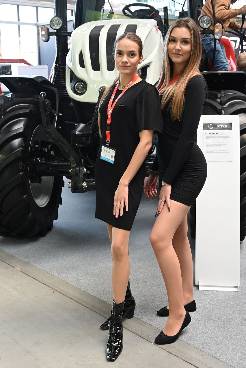 Agrotech 2021 w Kielcach. Tak ciągniki i maszyny promują piękne kobiety. Zobaczcie zdjęcia