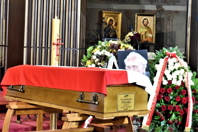 Pogrzeb Franciszka Pieczki w Warszawie. Zobacz kolejne zdjęcia. Przesuwaj zdjęcia w prawo - naciśnij strzałkę lub przycisk NASTĘPNE