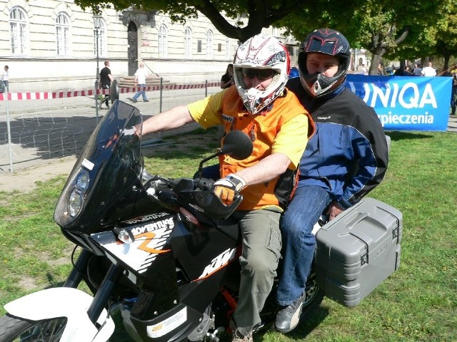 Prezydent Andrzej Kosztowniak (z tyłu) przejechał w paradzie na motocyklu razem z Ryszardem Augustynem, prezesem Radomskiego Towarzystwa Motocyklowego (za kierownicą)
