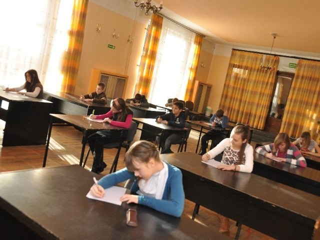 Uczniowie podczas pisania dyktanda.