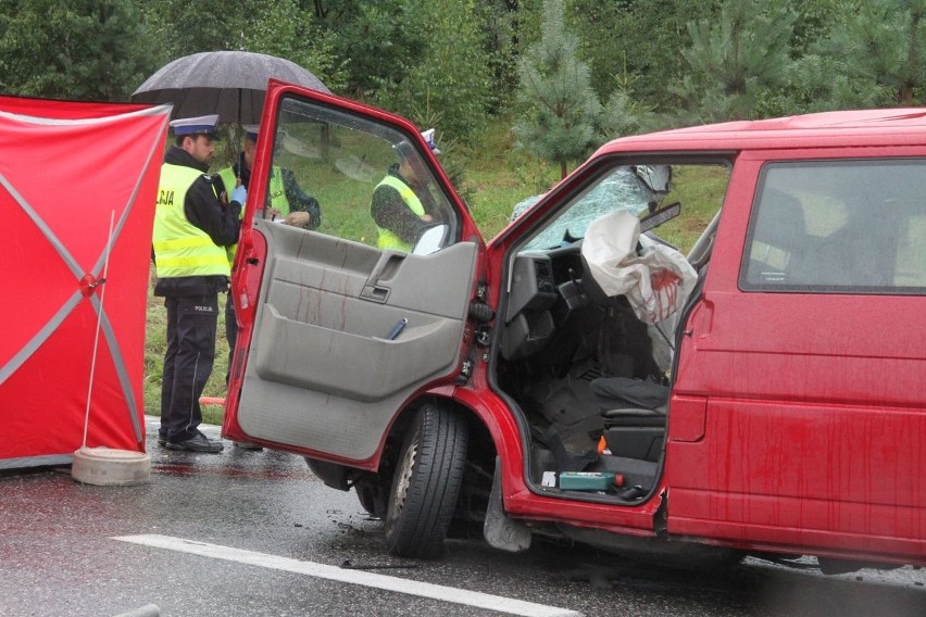 Tragiczne zderzenie dostawczego auta z kursowym busem na Raszówce. Dwie osoby nie żyją