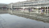 Włochy: W Wenecji podniesiono bariery przeciwpowodziowe chroniące miasto przed zalaniem 