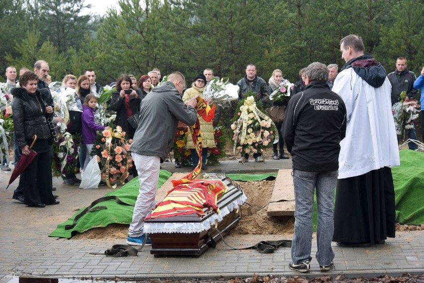 Białystok. Pogrzeb Pawła Klima. Kibice oddali mu hołd (zdjęcia, wideo)