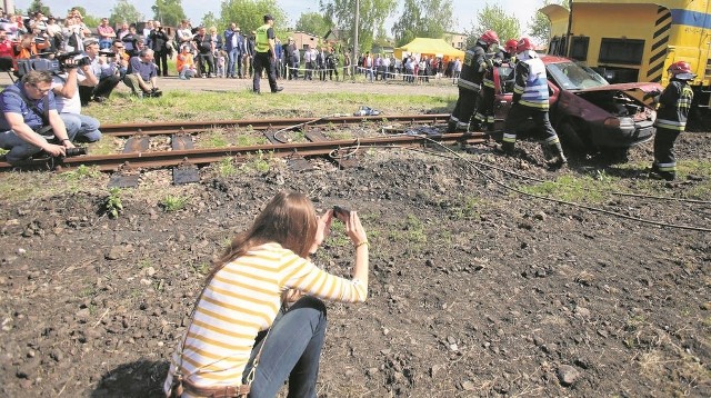 Gdyby zarejestrowany na zdjęciu  wypadek był prawdziwy, pewnie bez ofiar śmiertelnych by się nie obyło. Na szczęście to tylko symulacja. Gapie z telefonami są natomiast prawdziwi...