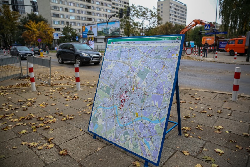 Na remontowanej ul. Królewskiej zrywają kostkę. Mieszkańcy: ależ ona jest cenna i zabytkowa!