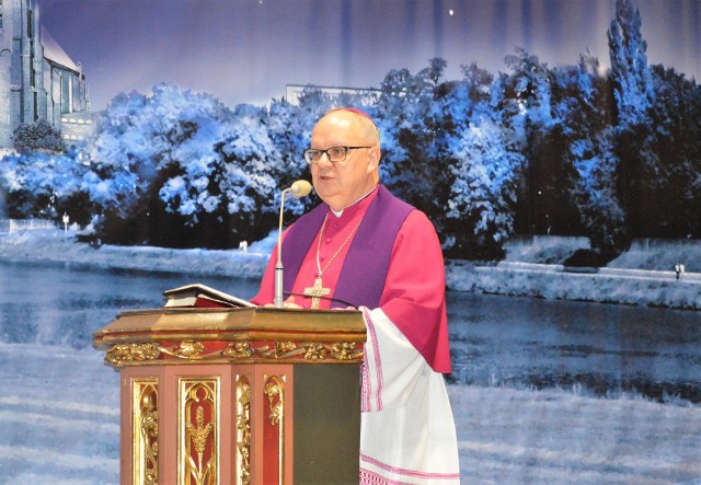 - Garnijcie się w czasie świąt do kościoła, czytajcie Słowo Boże, w tym Ewangelię o Bożym Narodzeniu - zachęcał bp Andrzej Czaja.