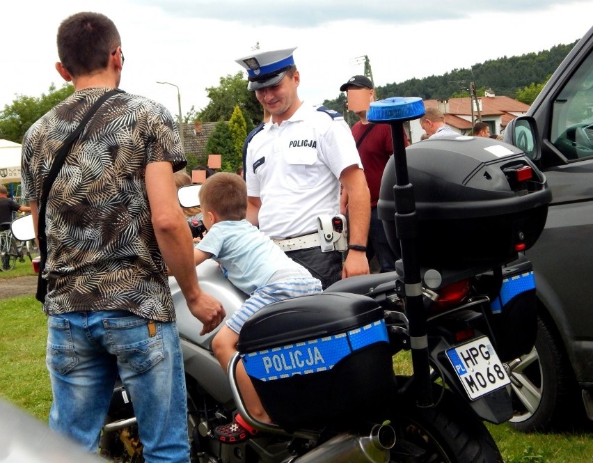 Na stoisku oświęcimskiej i wadowickiej policji udzielano...