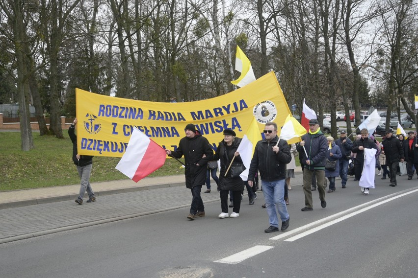 Marsz w obronie Jana Pawła II w Świeciu. "Dużo zawdzięczamy papieżowi" [zdjęcia]
