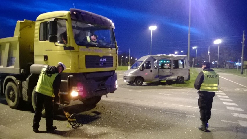 Wypadek na rondzie Sybiraków. Jedna osoba ranna [FILM]