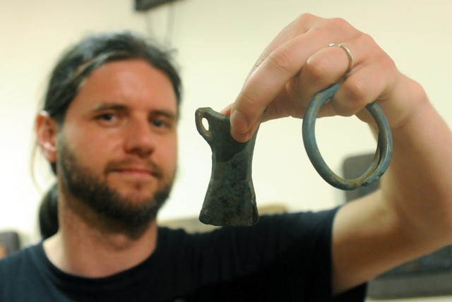 - Ta bransoleta leżała w ziemi 3 tysiące lat - mówi Piotr Kotowicz, archeolog Muzeum Historycznego w Sanoku.