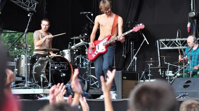 Zespół Muchy wystąpił na OFF Festival 2010 na scenie głównej podczas drugiego dnia koncertów w Dolinie Trzech Stawów w Katowicach.