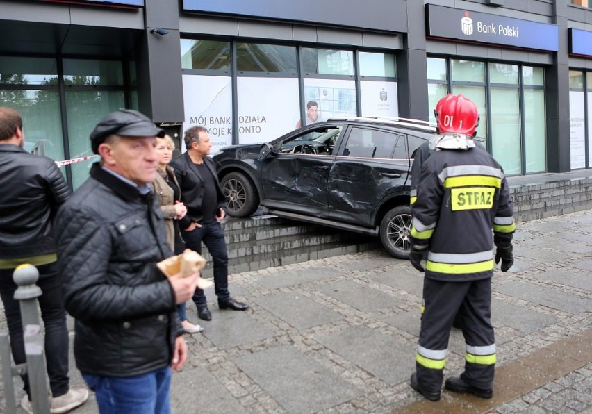 Groźny wypadek. Samochód wjechał w bank w centrum Szczecina