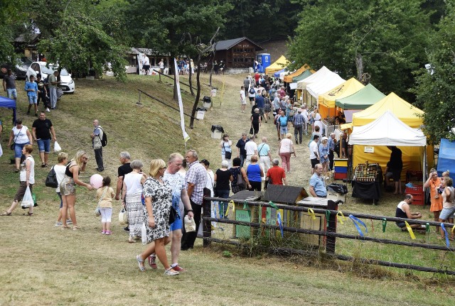 20 sierpnia to pierwszy dzień Festiwalu Smaku w Grucznie. W niedzielę 21 sierpnia impreza zakończy się o godz. 16. Sprawdźcie w naszej galerii, jak przebiega XVI edycja Festiwalu i jakie smakołyki można kupić.