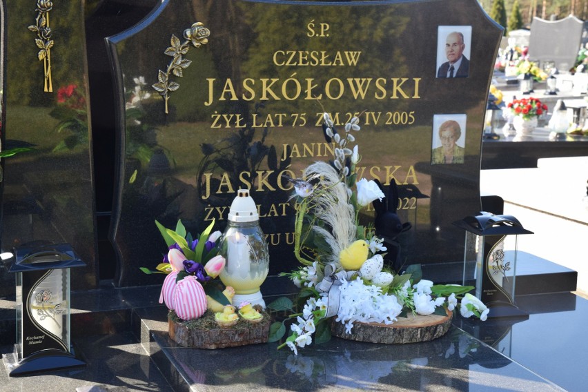 Wielkanocne stroiki i znicze na cmentarzu przy ul. Wiśniowej w Ostrowi Mazowieckiej