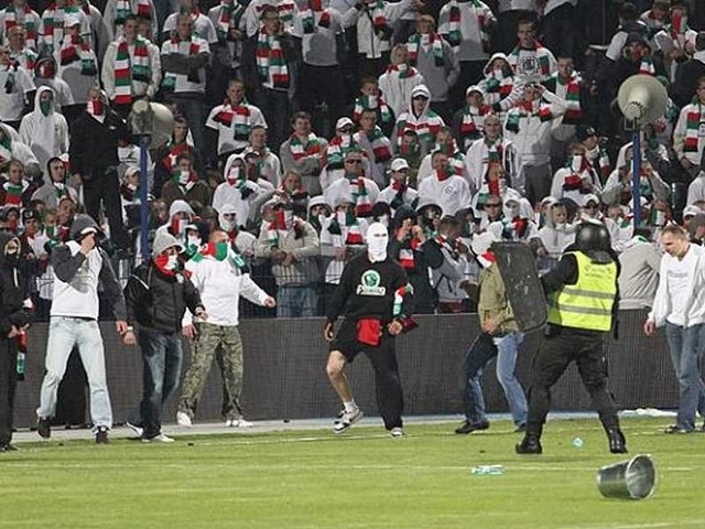 Po awanturze po piłkarskim meczu w Bydgoszczy rząd zapowiedział rozprawienie się ze stadionowym rozrabiakami.