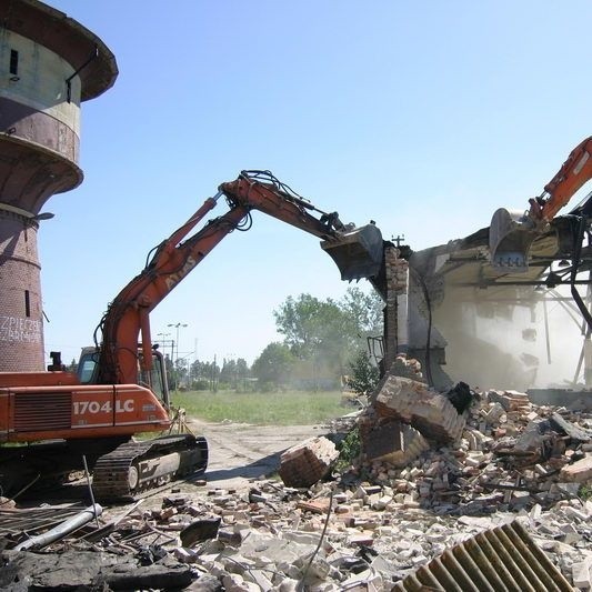 Rozpoczela sie rozbiórka obiektów lokomotywowni przy ul. Krzywoustego w Slupsku. (Fot. Kamil Nagórek)