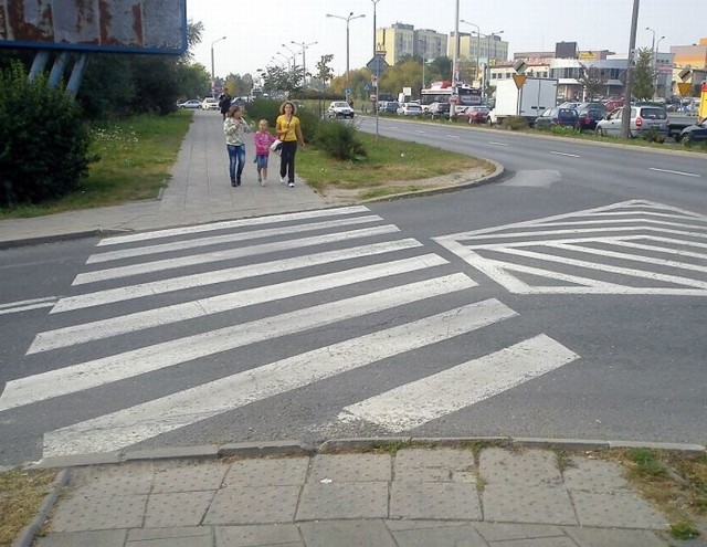 To zdjęcie przejścia przy skrzyżowaniu ulicy Kwiatkowskiego i alei Grzecznarowskiego z jednej strony krawężnik został obniżony, a z drugiej już niestety nie.