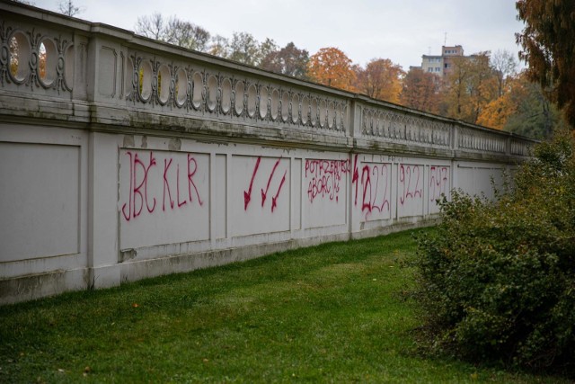 27-10-2020 Napisy z czerwonej farby murze pod Salonem Ogrodowym Pałacu Branickich