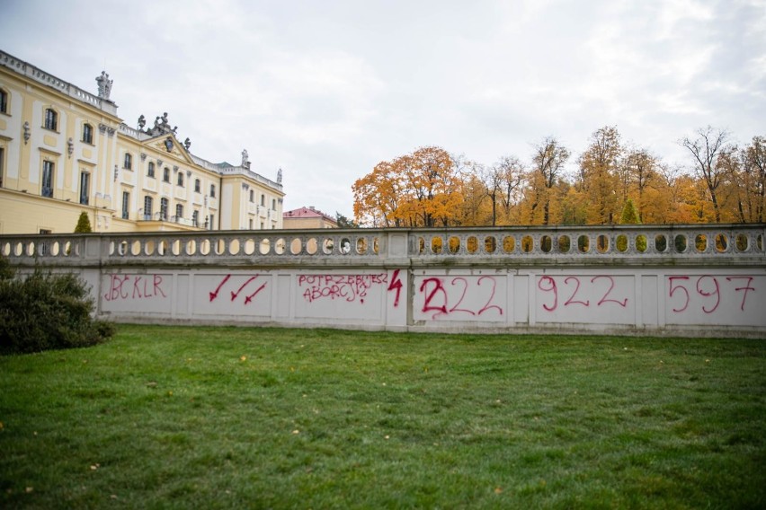 27-10-2020 bialystok ogrody palac branickich napis numer...