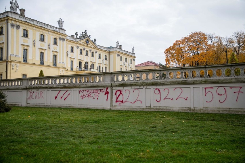 Takie napisy zostały napisane na murze ogrodu górnego Pałacu...