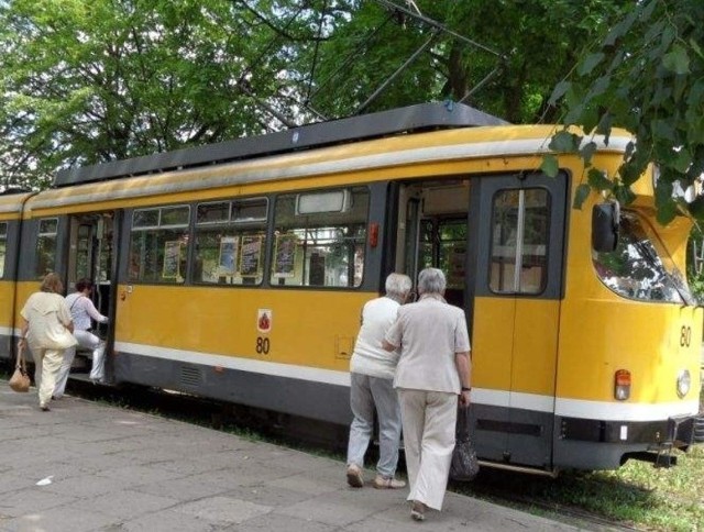 Starsi pasażerowie liczą, że modernizacja torowisk obejmie też podwyższenie peronów, żeby łatwiej było wchodzić do tramwaju