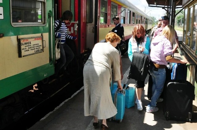 W poniedziałkowe południe z pociągu z Gliwic w Radomiu wysiadło prawie sto osób.