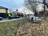Zderzenie dwóch aut na drodze krajowej nr 79 w Osieku. Trzy osoby ranne, na miejscu śmigłowiec ratowniczy
