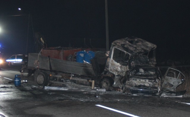 Tyle zostało z samochodów, które po zderzeniu na krajówce stanęły w płomieniach. Kierowcy z MAN-a nic się nie stało. 24-latek z BMW zginął.