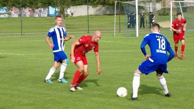 Jarosław Piątkowski (w czerwonym stroju) kapitan Wisły Sandomierz.