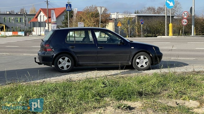 Groźny wypadek w regionie. Samochód w rowie. Dwie osoby trafiły do szpitala