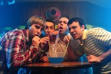 "The Inbetweeners". Kultowy brytyjski serial komediowy znika z Netflix! Gdzie dalej oglądać "Seksualnych, niebezpiecznych"?