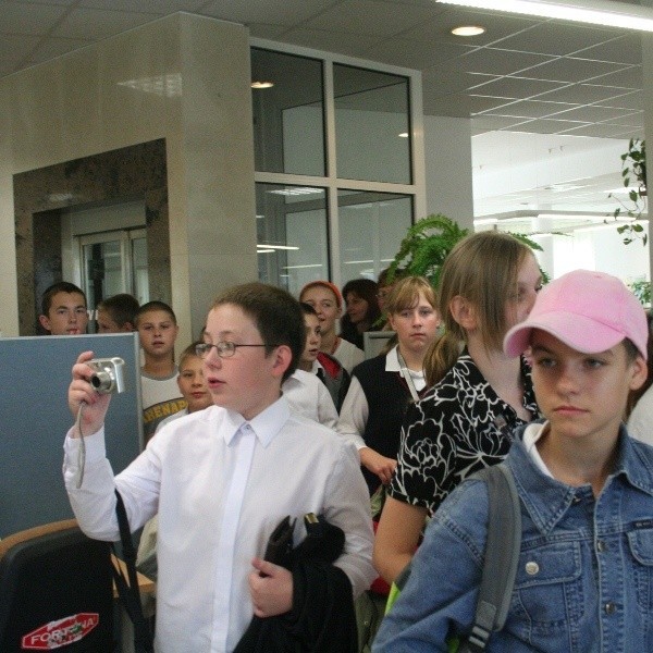 Uczniowie z zaciekawieniem przyglądali się pracy dziennikarzy, podczas swojej pierwszej wizyty w prawdziwej redakcji