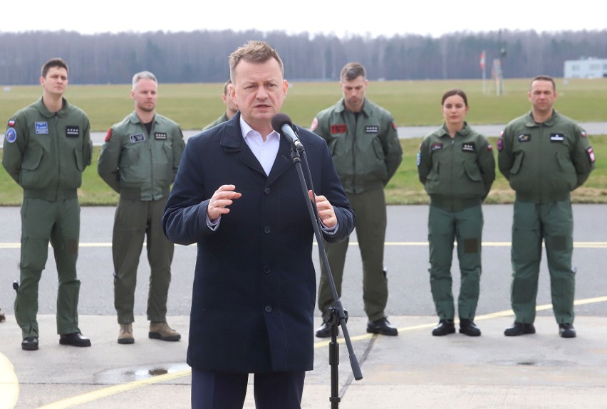 Minister Mariusz Błaszczak w towarzystwie polskich pilotów...