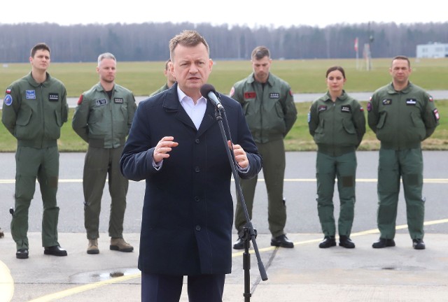 Minister Mariusz Błaszczak w towarzystwie polskich pilotów wojskowych, z których przynajmniej część zaprezentuje swój kunszt podczas tegorocznych pokazów Air Show.