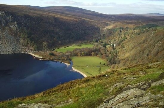 2. Jeśli jedziesz do Glendalough z Dublina, zatrzymaj się,...