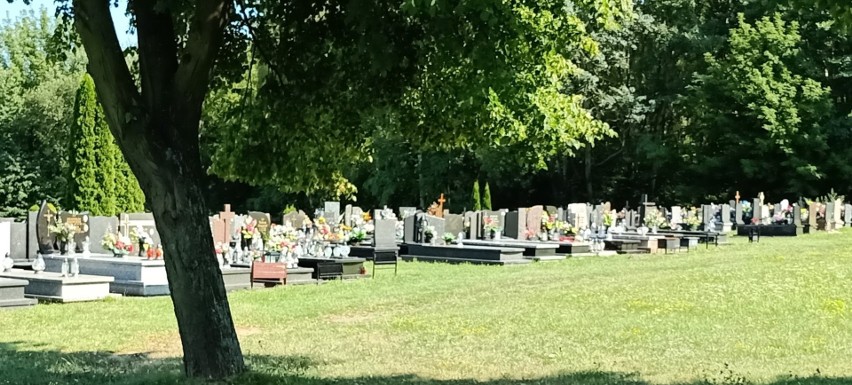 Skawina. Radni podnieśli opłaty za dzierżawę grobów na cmentarzach komunalnych