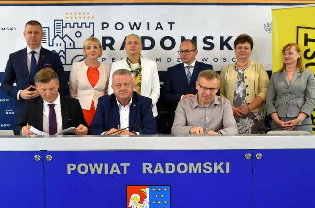 W siedzibie Starostwa Powiatowego w Radomiu 6 czerwca została podpisana umowa na przebudowę drogi i mostu na terenie gminy Przytyk.