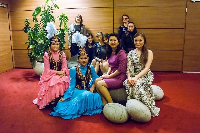 Mieszkanki Kazachstanu w ludowych strojach zaprezentowały gościom wieczoru tradycyjne tańce tego kraju.
