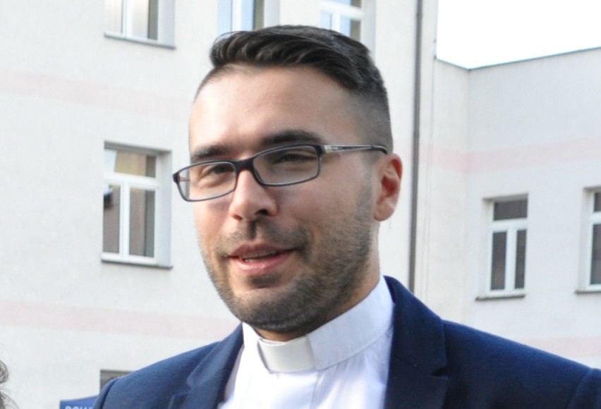 Ksiądz Adrian Jakubiak, Człowiek Roku 2016 w Radomskiem nosi nie tylko koloratkę