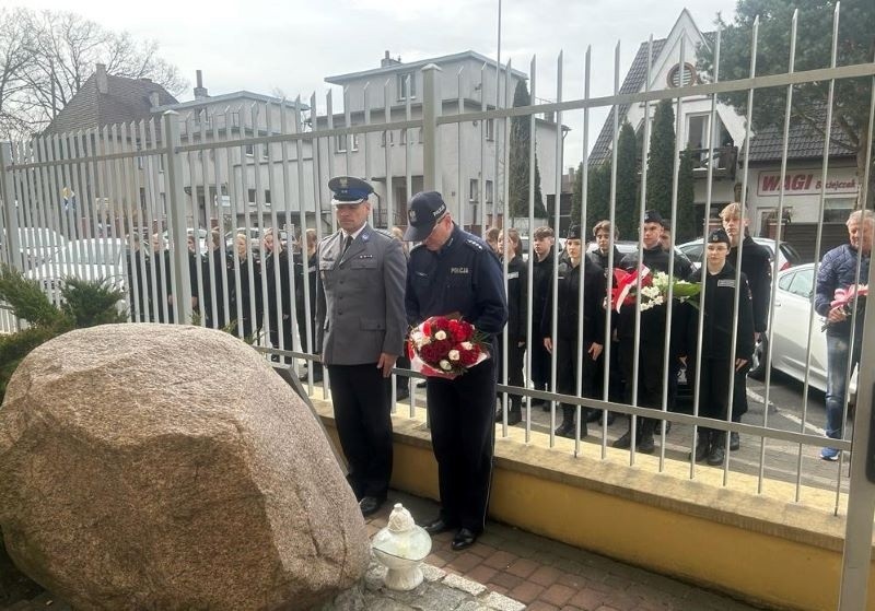Policjanci z Chojnic uczcili pamięć zamordowanych w Ostaszkowie kolegów