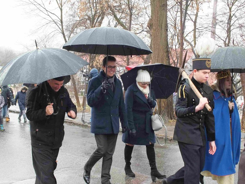 Uroczyste obchody Świętej Barbary w Starachowicach. Ulicami miasta przeszła procesja... w deszczu (ZDJĘCIA)