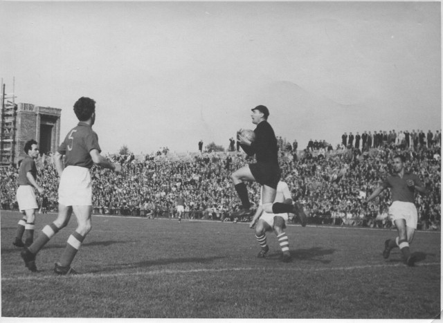 Mecz Wisła Kraków - Lech Poznań - 31 sierpnia 1957 roku, zakończony wynikiem 1:2. Akcja pod bramką poznaniaków.